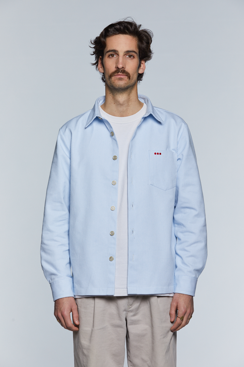 Chemise en coton recyclé à rayures bleu ciel fine pour homme et femme