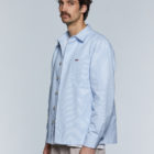 Chemise en coton recyclé à rayures bleu ciel fine pour homme et femme